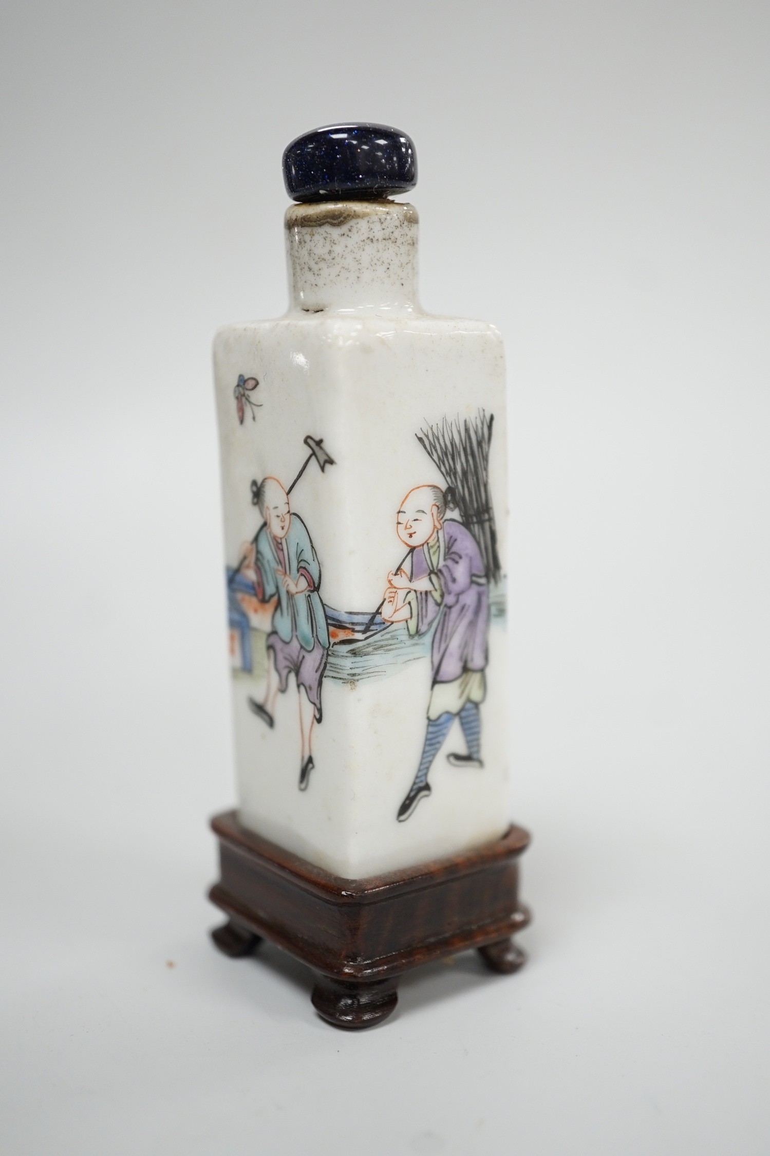 A Chinese square famille rose snuff bottle, Tongzhi mark, late 19th century, 6.4cm high